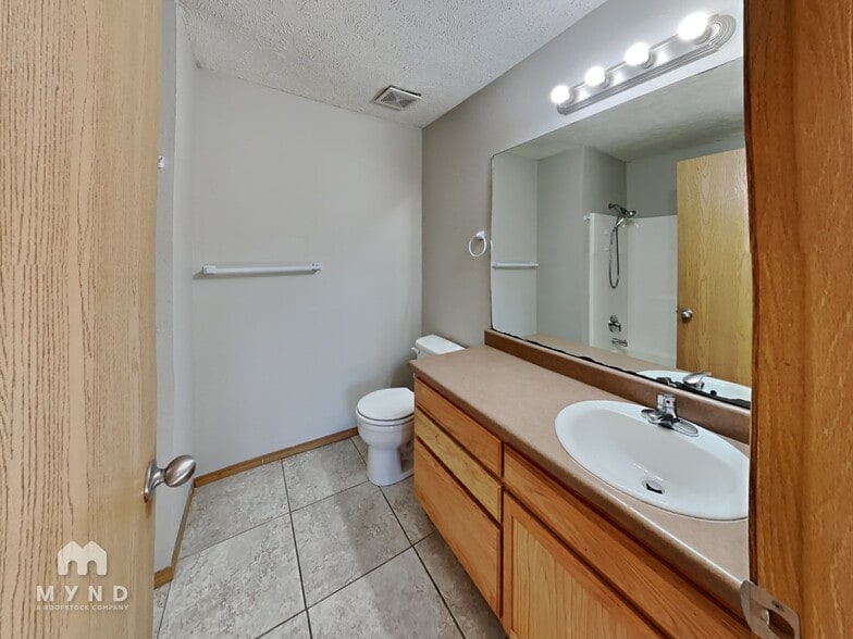 Building Photo - 1131 S Brown Ave