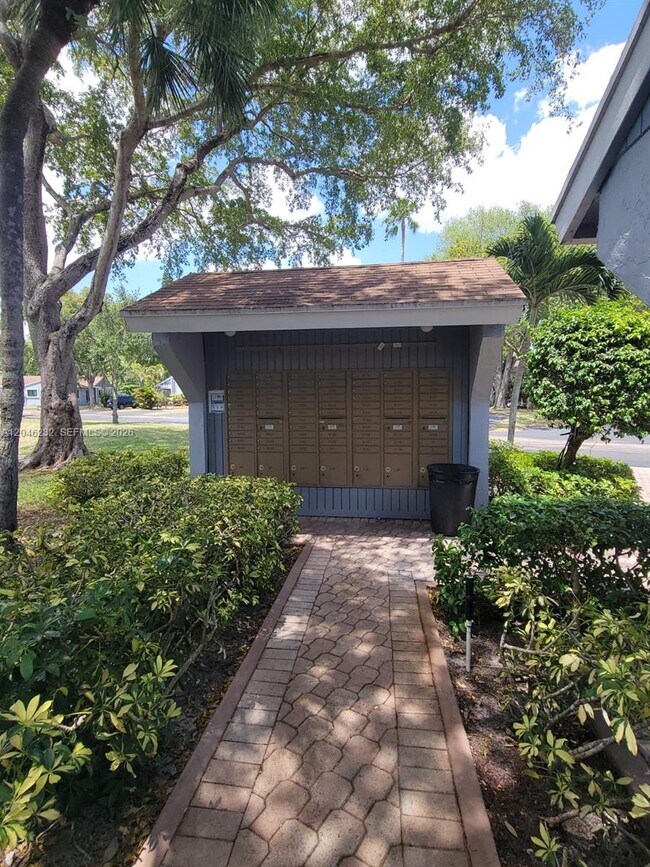 Building Photo - 7954 NW 41 Ct