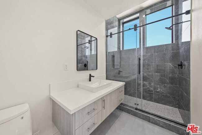 Building Photo - 1204 N Orange Grove Ave