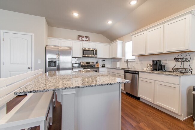 Building Photo - Well-Kept 4-bedroom 2 bath Home in Lowell! GREAT Location!