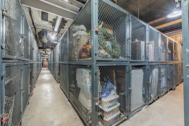 Building Photo - 5455 N Sheridan Rd