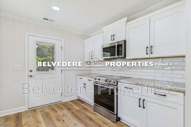 Building Photo - 2322 Fernwood Dr