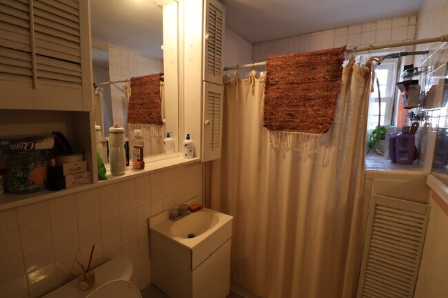 Building Photo - 409 S 9th St