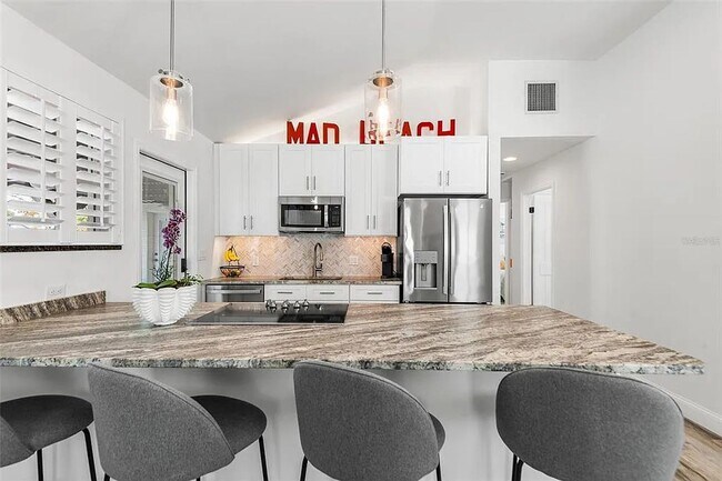 Building Photo - Coastal Luxury Living Just Minutes from Madeira Beach - 3bed | 2 bath