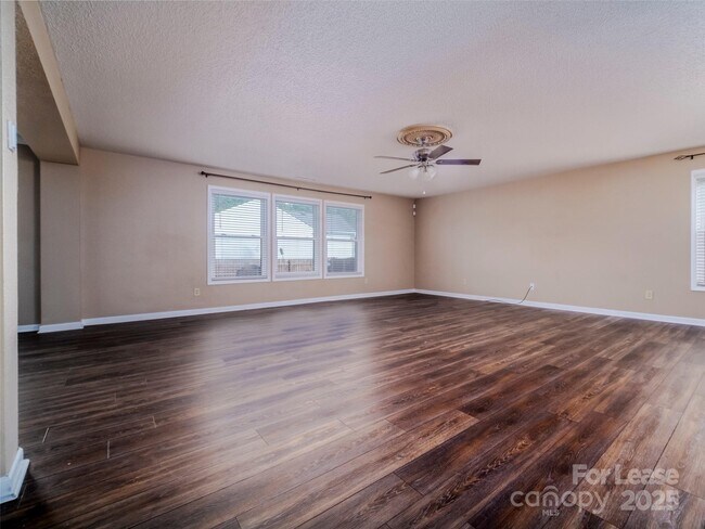 Building Photo - 910 Torsion Lane