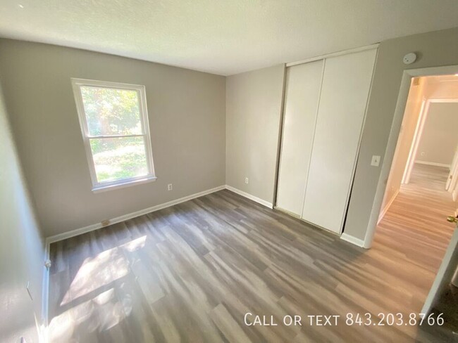 Building Photo - Lovely 3 bedroom 2 baths House in Moss Poi...