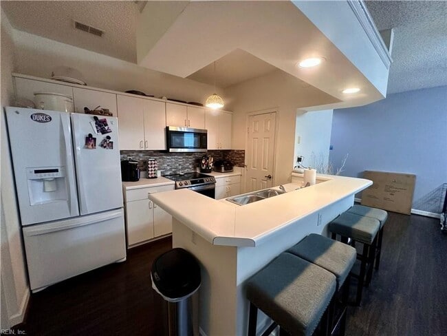 Building Photo - Bay View First Floor Condo