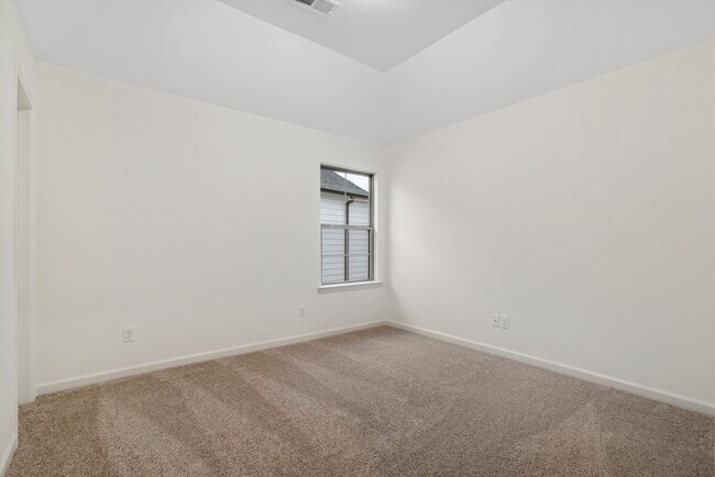 Building Photo - 300 Maple St