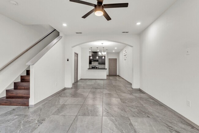 Building Photo - 204 Welland Dr