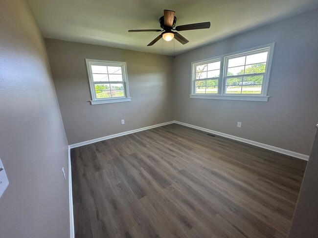 Building Photo - Newly Renovated Home in Shelbyville - 30 m...
