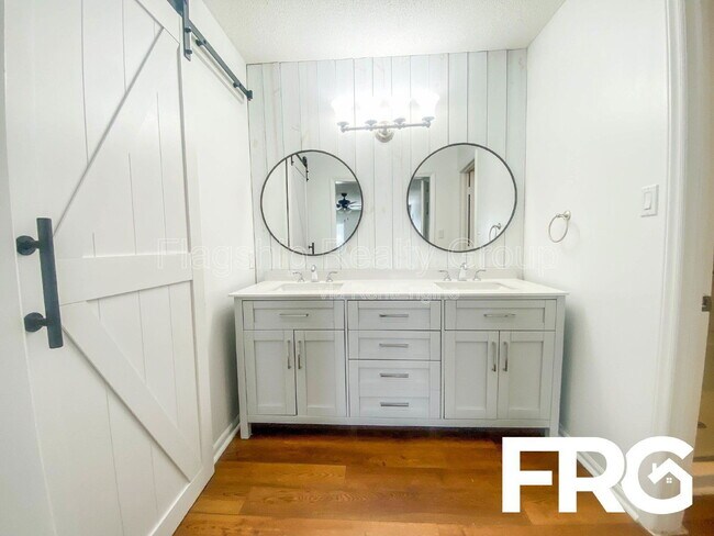 Building Photo - 305 Smith Pl