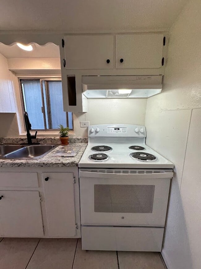 Building Photo - Charming One Bedroom in the Heart of Red Bluff! Pet Friendly!