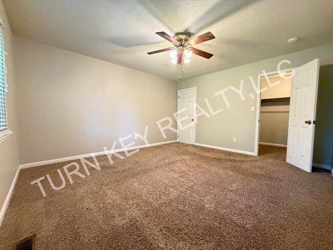 Building Photo - 2221 Diane Dr