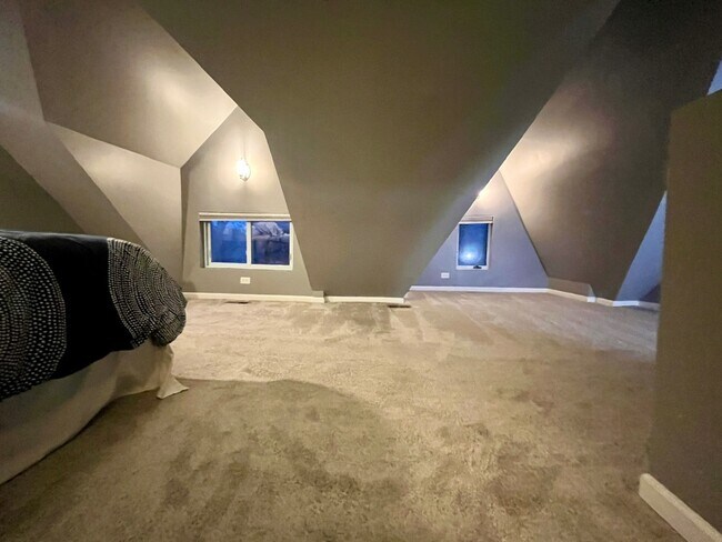 Building Photo - 3700 N Hermitage Ave