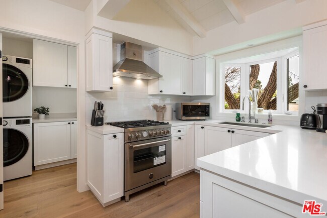 Building Photo - 527 S Bentley Ave