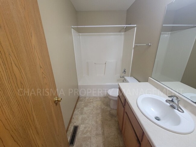 Building Photo - COZY 3 BD, 2 BA HOUSE IN NORTHWEST SIOUX FALLS!