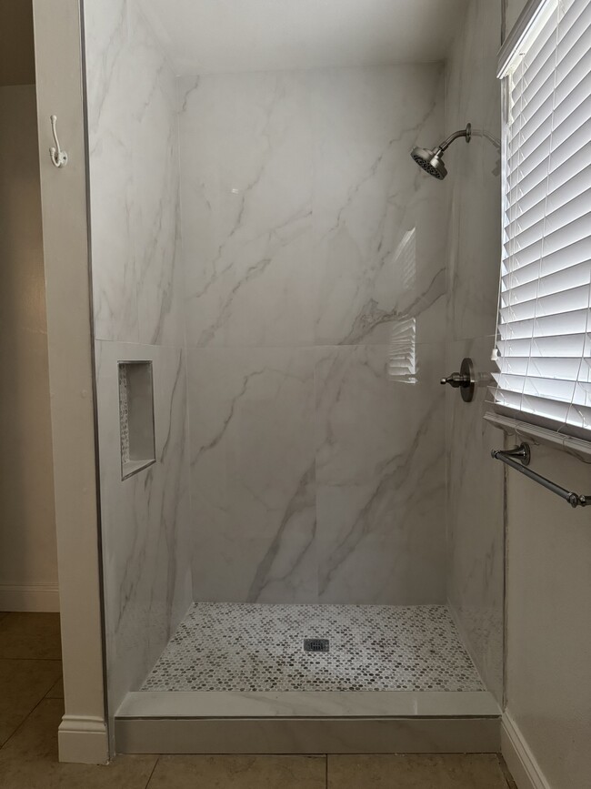 large bath shower - 7015 Trolleyway