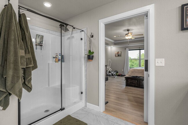 Building Photo - Modern Living: Spacious 5 Bed, 2 Bath Home...