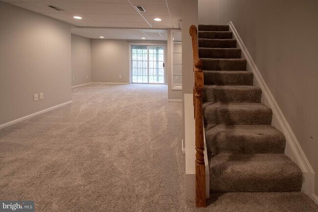 Building Photo - 5620 Queen Anne Ct