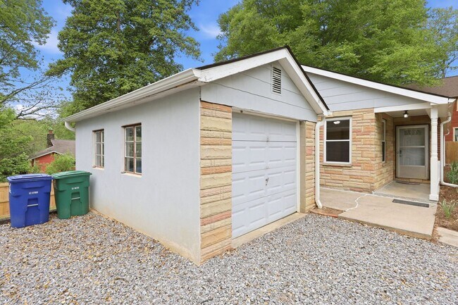Building Photo - Charming home in Swannanoa, NC