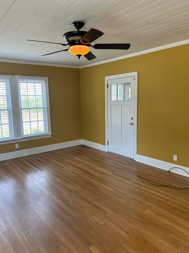 Building Photo - CHARMER LOCATED IN THE HEART OF DOWNTOWN CONWAY