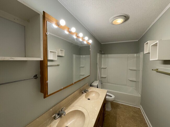 Building Photo - 347 Sunset Dr