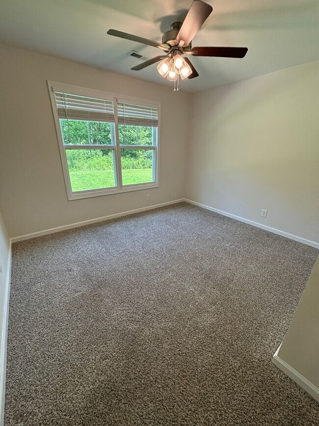 Building Photo - Charming Home in Sango!