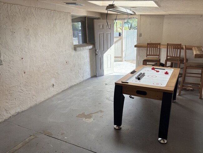 Building Photo - Great central location on cul-de-sac