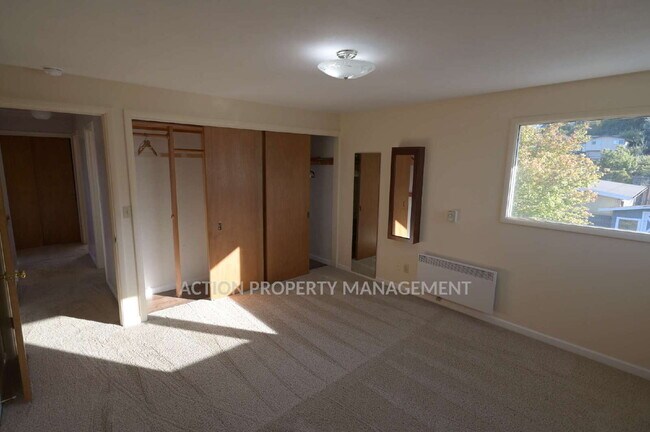 Building Photo - 4 bed 2 bath home in Port Angeles