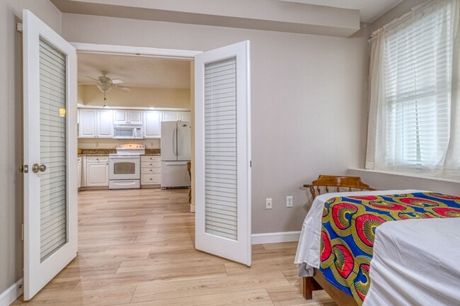 Building Photo - Updated 3 bedroom unit overlooking the Eas...