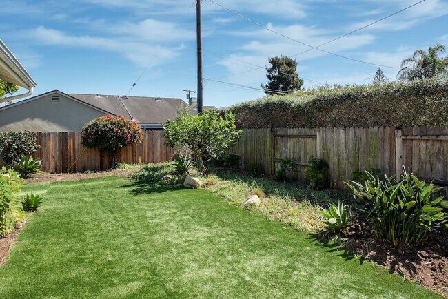 Building Photo - Remodeled Mesa Home Steps From Shoreline Park!