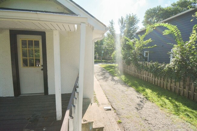 Building Photo - 2 Bed, 1 Bath Home for Rent – Near Downtow...