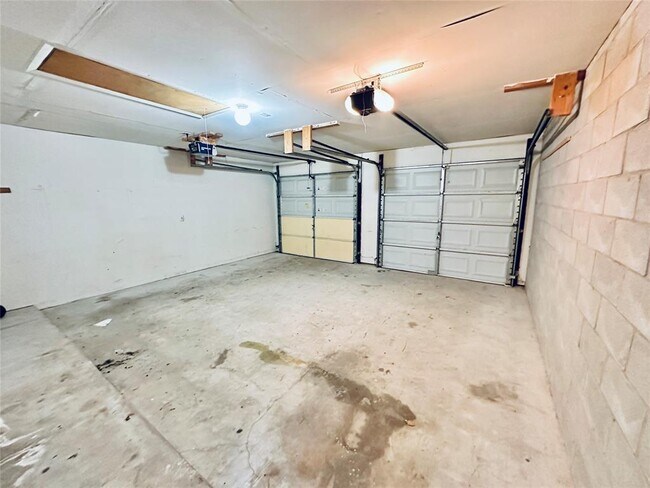 Building Photo - 5207 Thunderbird St