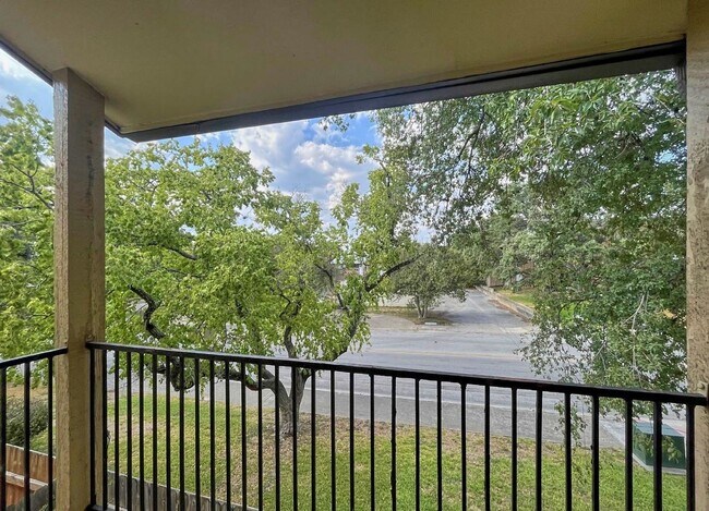 Building Photo - Fantastic Price! 2 bedroom condo near Star...