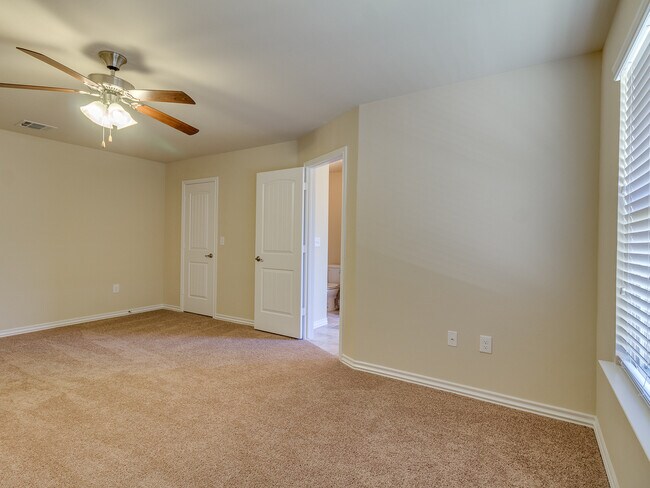 Building Photo - 4 Bedrooms/2 Baths in Falling Springs Addition - Deer Creek Schools - Community Pool