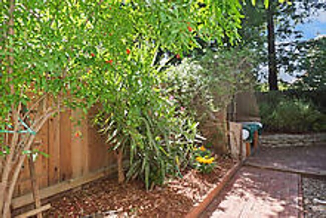 Building Photo - Beautiful 3 Bedroom Home-$750.00 Off 1st M...