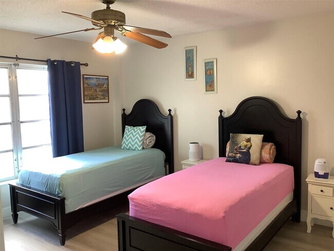 Building Photo - 4174 Inverrary Dr