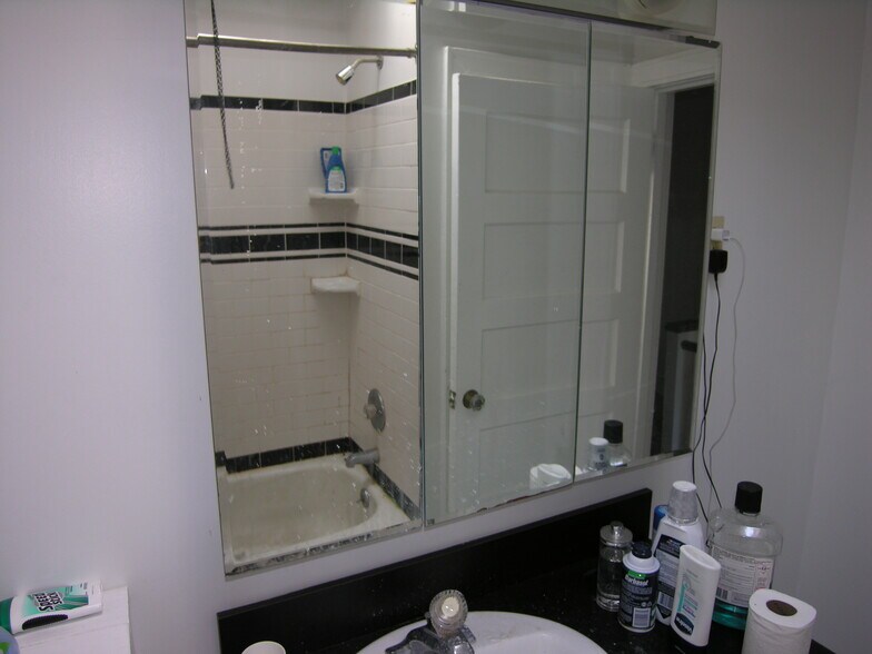 Building Photo - 577 Green Ln