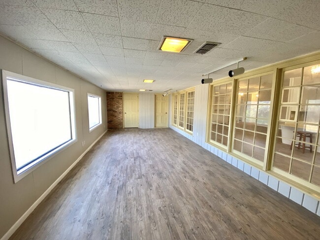 Building Photo - Spacious 4-Bedroom, 3-Bath Home in Central...