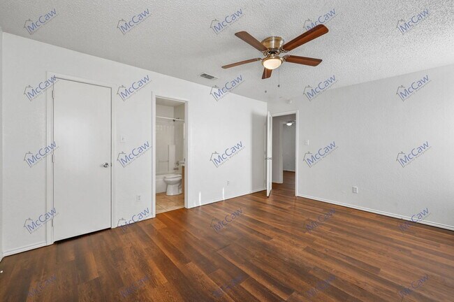 Building Photo - 2139 Vine Ln