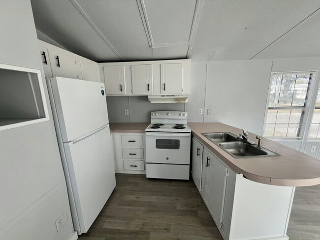 Building Photo - 1133 Chicago Bulls St