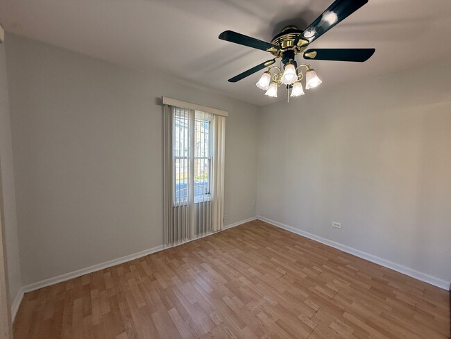 Building Photo - 2 Bedroom Unit available in Highland Park!