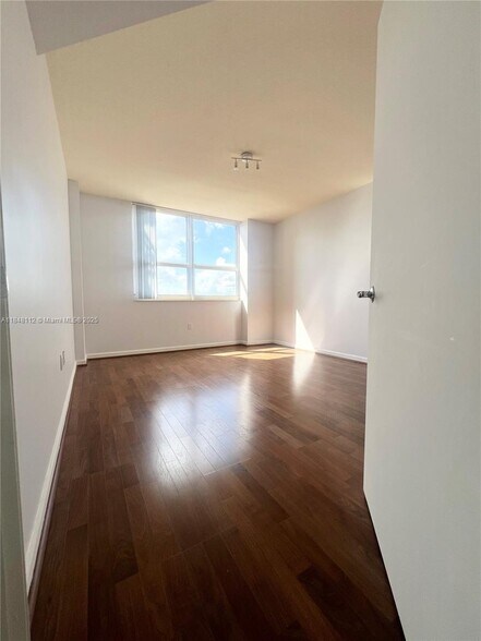 Building Photo - 19501 W Country Club Dr