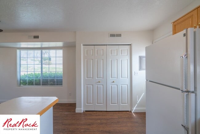 Building Photo - 2 Bedroom Townhome Available