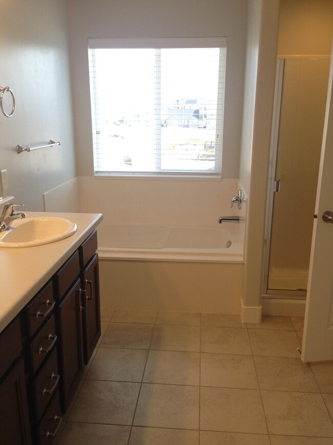 Building Photo - Beautiful Modern Home in Lehi w attached 2 car garage!