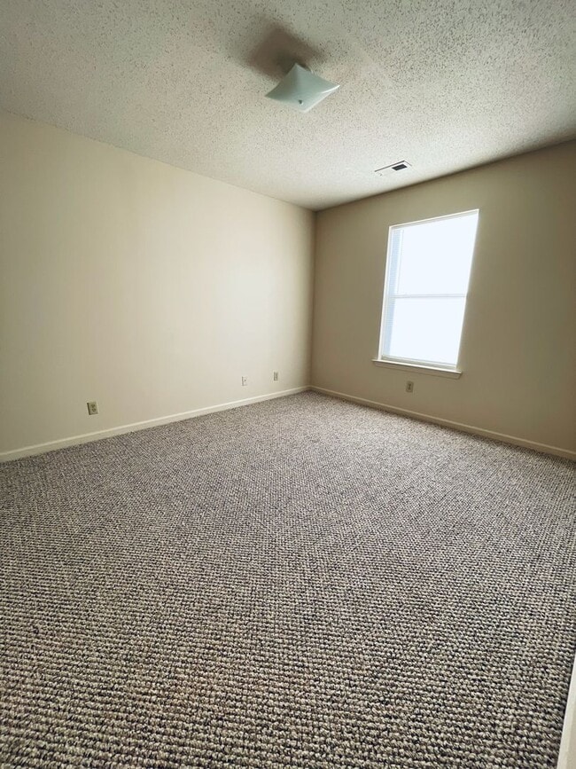 Building Photo - 105 Oriole Dr