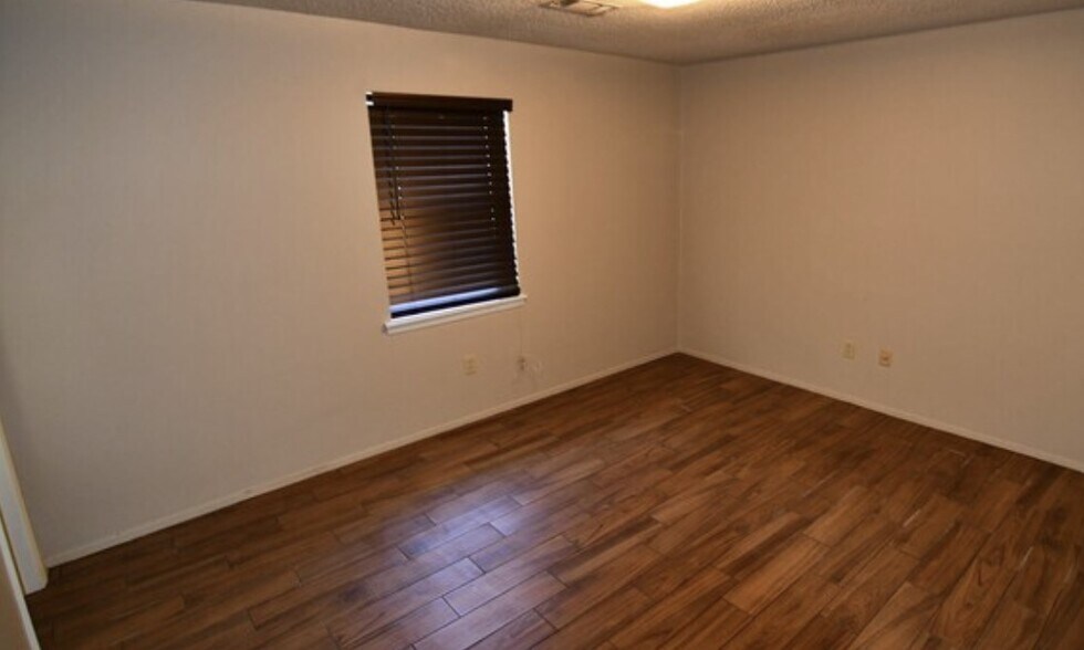 Building Photo - 4587 Yvonne Dr