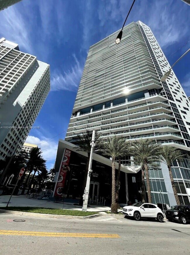 Building Photo - 1300 Brickell Bay Dr