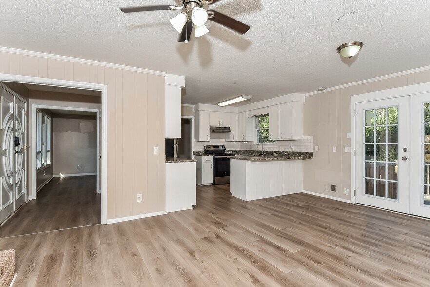 Building Photo - 4016 Williamsburg Dr