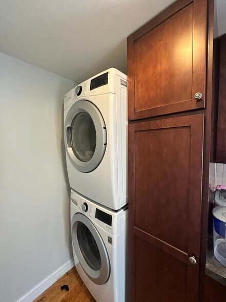 Building Photo - 99 Hillside St